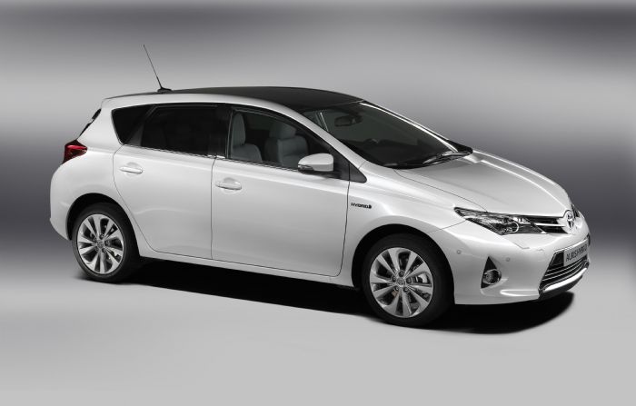H υβριδική έκδοση με το Hybrid Synergy Drive System, συνδυάζει ένα μοτέρ 1.8 λίτρων με έναν ηλεκτροκινητήρα.